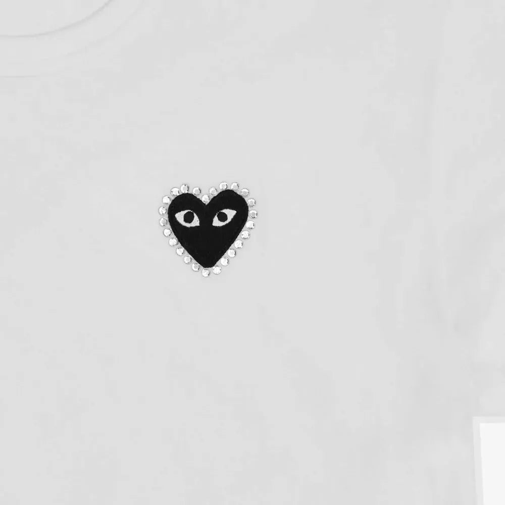 Camiseta Comme Des Garcons Play Rhinestone Emblem Black Heart White